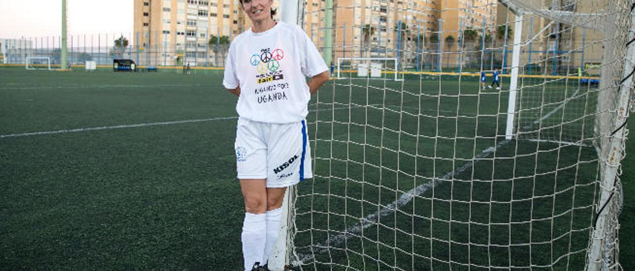 Patricia Campos antes de jugar el partido benéfico por Uganda en el Barrio Atlántico, en la capital.