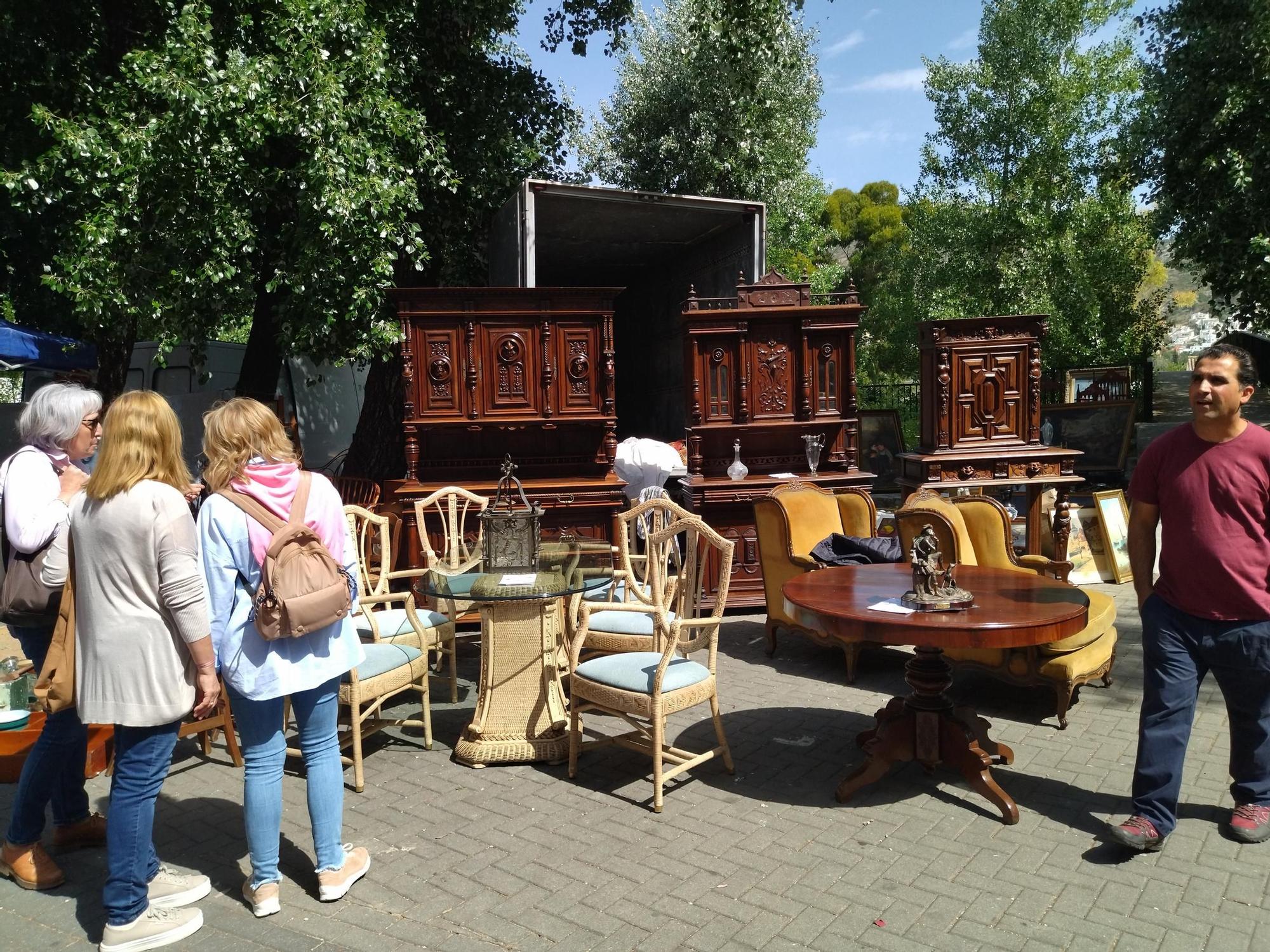 Kitsch y tradición: un paseo por el rastro de Xaló