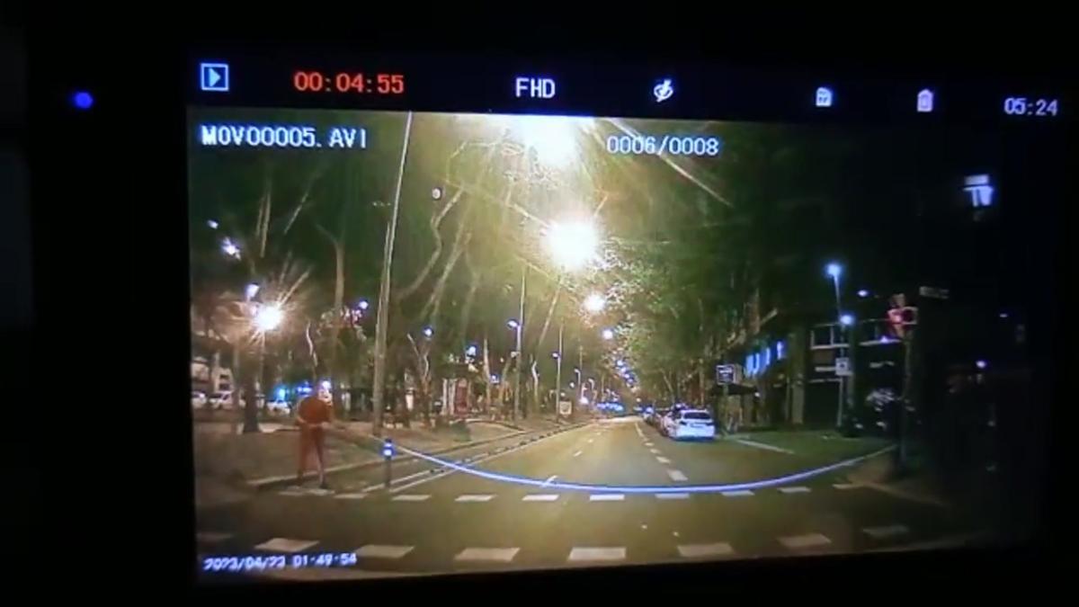 Vídeo | Intent d’atracament a un taxi a Barcelona impedint-li el pas amb una corda