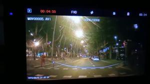 Vídeo | Intent d’atracament a un taxi a Barcelona impedint-li el pas amb una corda