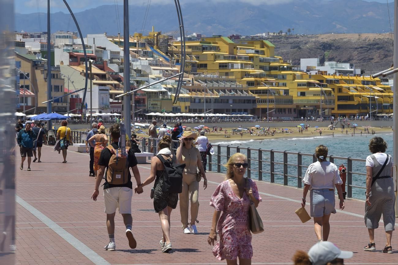 Ambiente de la Playa de Las Canteras el día de San Juan