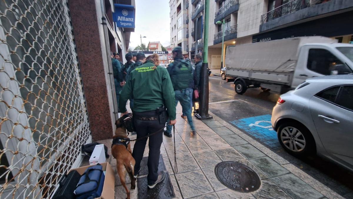 Algunos de los agentes y uno de los perros.