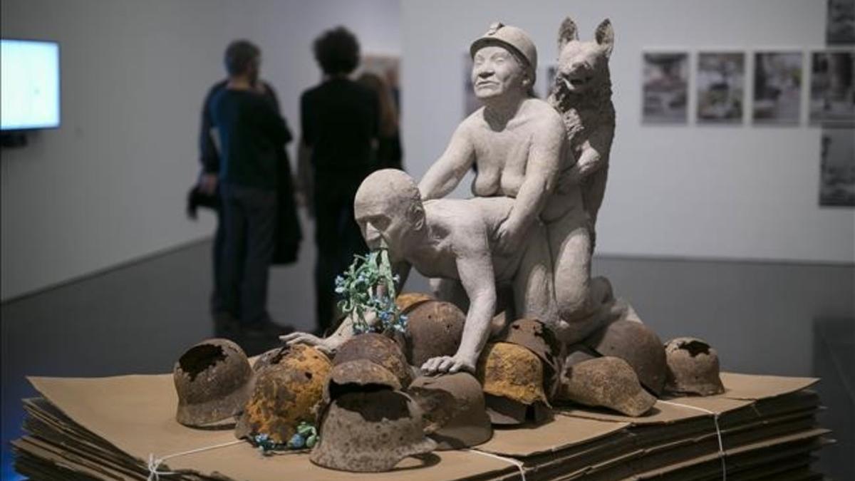 La escultura de Ines Doujak, con el Rey emérito siendo sodomizado, que provocó toda la polémica al ser censurada.