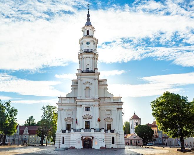 Vista frontal del ayuntamiento de Kaunas