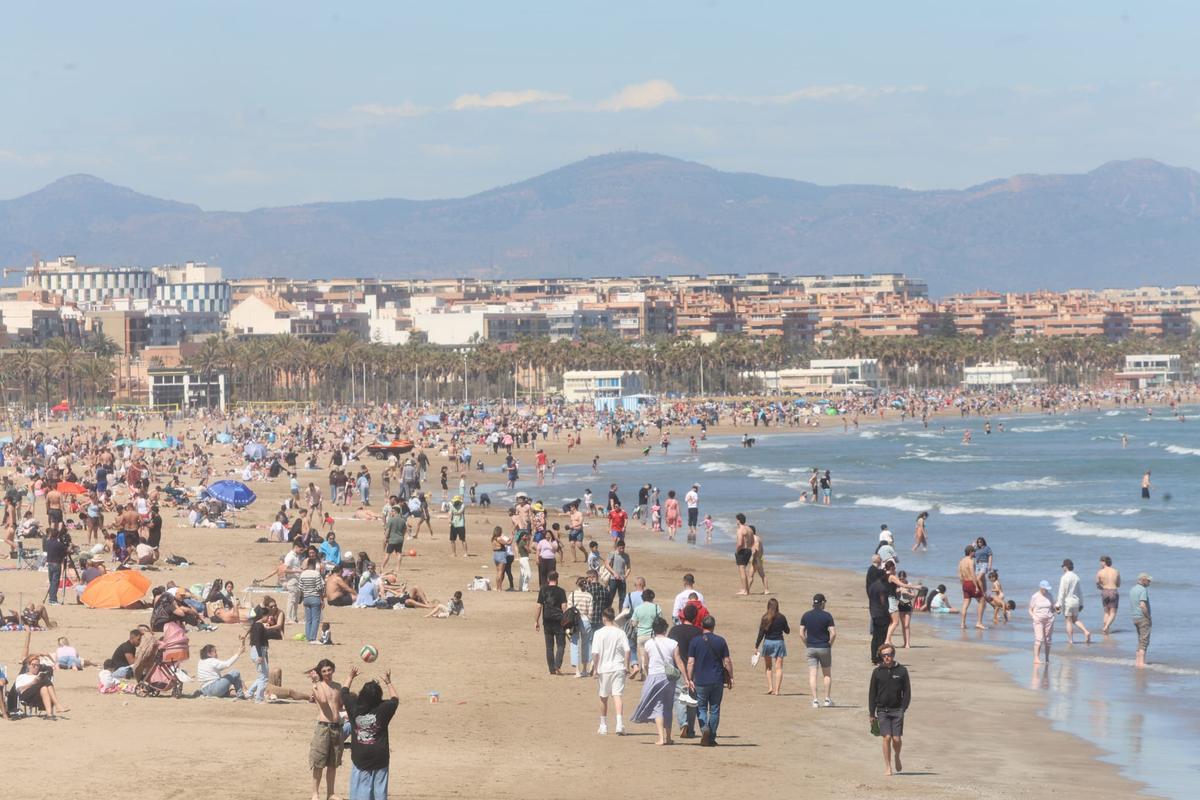 Las altas temperaturas y el buen tiempo atraen a multitud de personas a la playa de la Malvarrosa en València.