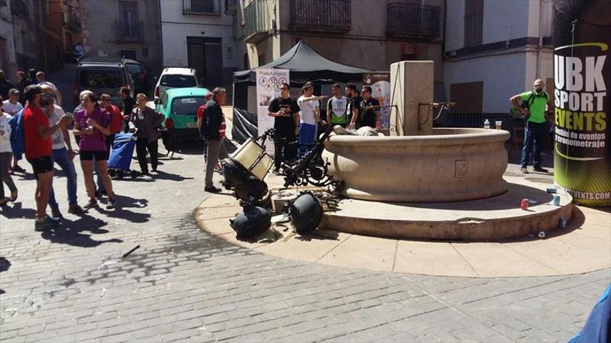 Tumban la farola en la fuente de la plaza de Tales