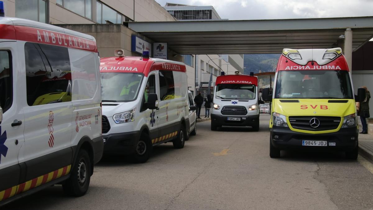 Ambulancias en el Hospital Virgen de los Lirios de Alcoy a mediados de esta semana.