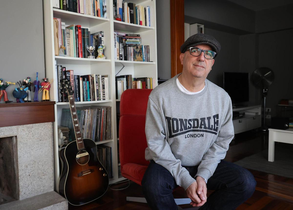 Nicolás Pastoriza, músico vigués, en su estudio de grabación en su casa