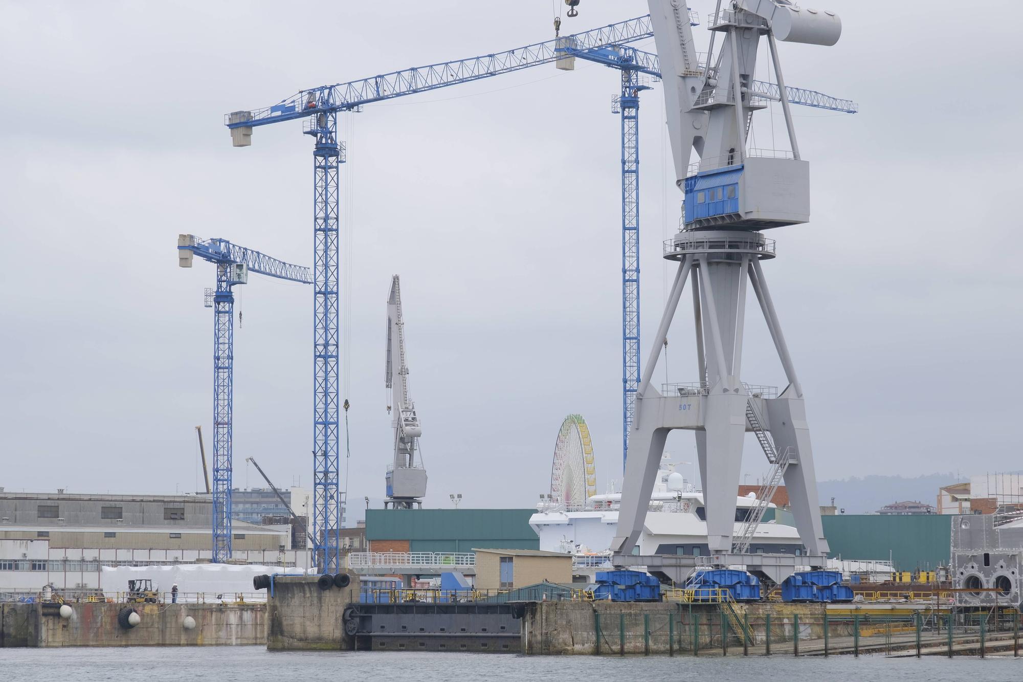 El yate auxiliar de Bill Gates ya está a flote en Gijón: así fueron las pruebas (en imágenes)