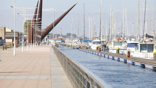 El paseo de la ría de Avilés.