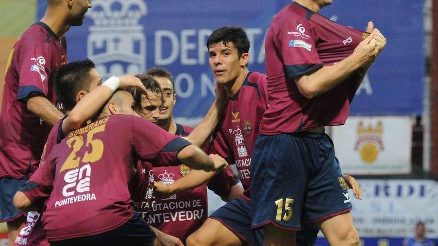 Javi Rodríguez, celebrando uno de los goles ante el Raqui San Isidro que dieron el último play off al Pontevedra en Pasarón. // Rafa Vázquez