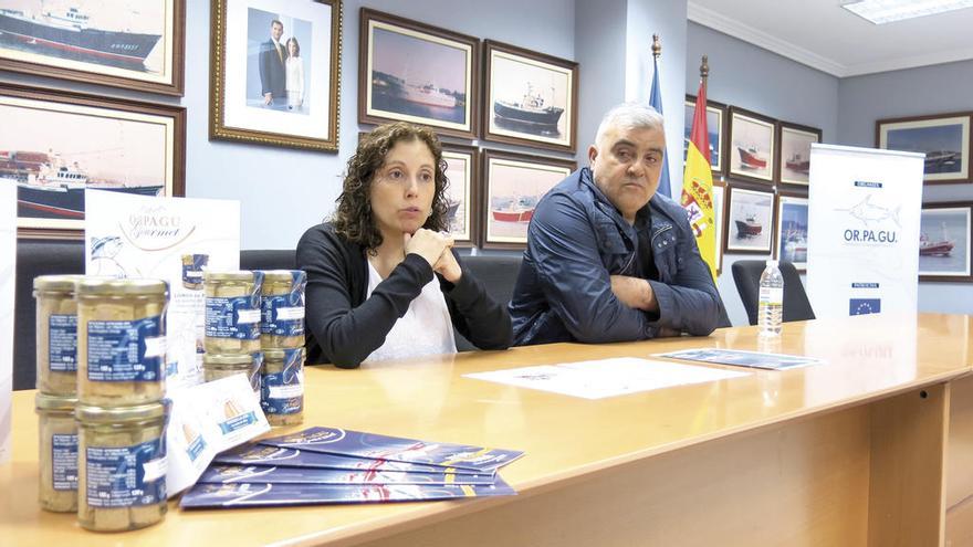 Juana Parada y Joaquín Cadilla, junto a las conservas de atún presentadas en abil. // FdV