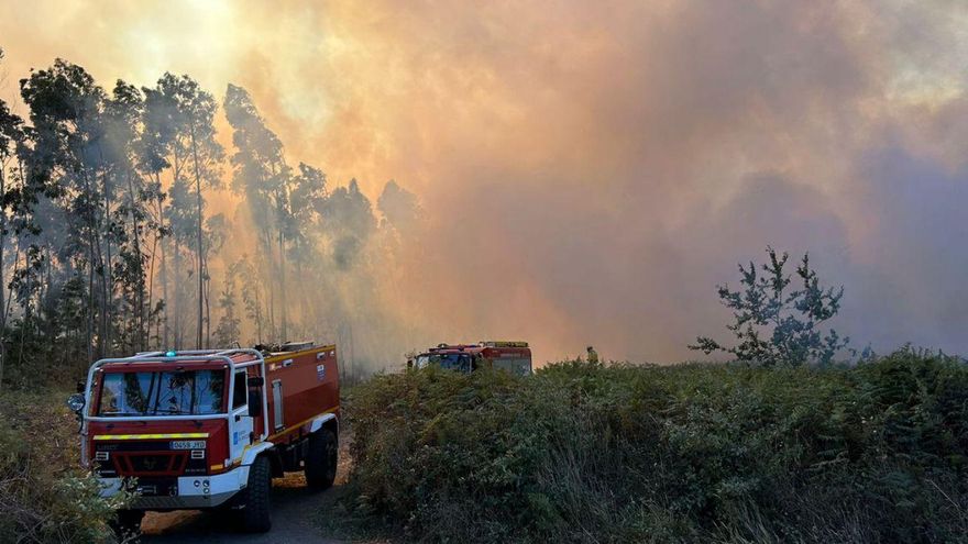 Camiones de bomberos en el incendio de Pontes (Noalla). | FDV