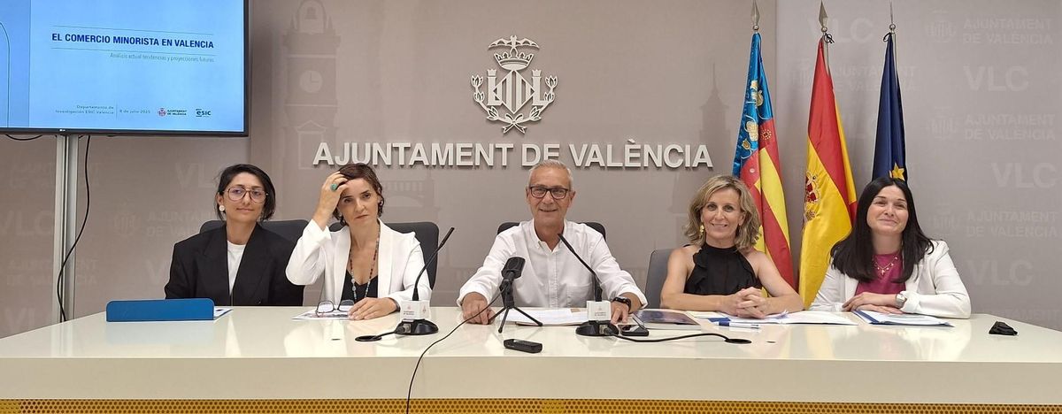 El concejal Ballester, con las profesoras de Esic autoras del estudio