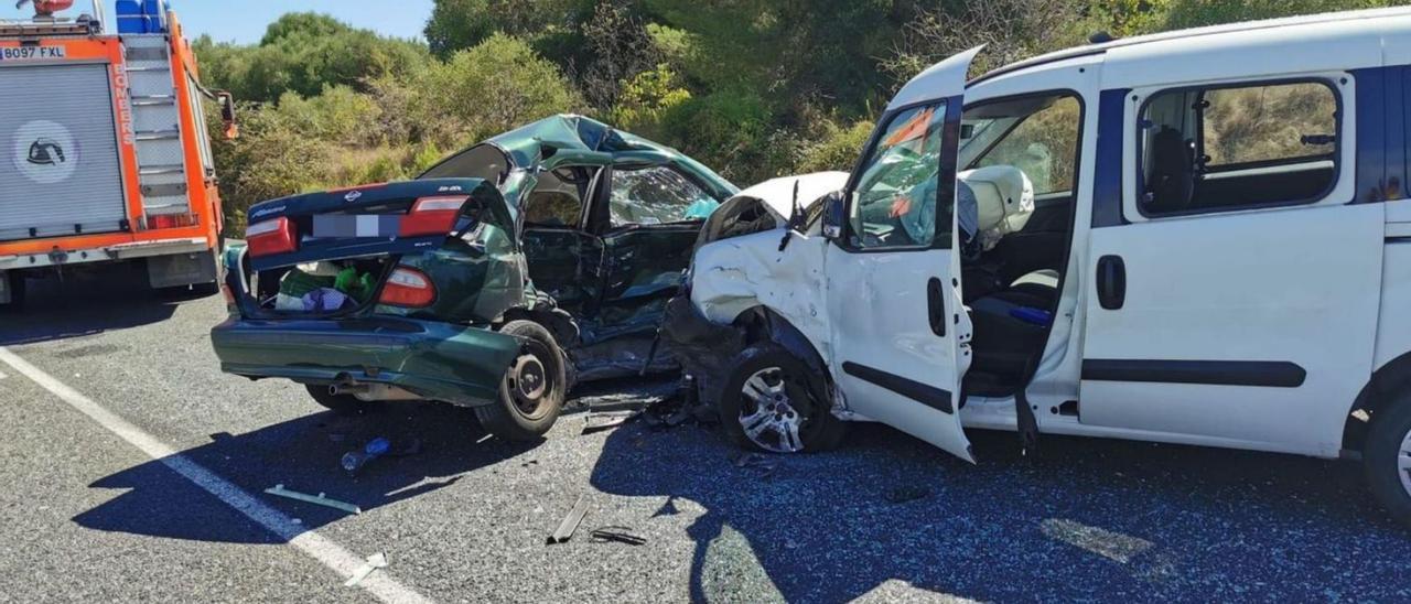 Dos de los tres coches implicados en el accidente de ayer en Castelló de Rugat. | BOMBEROS