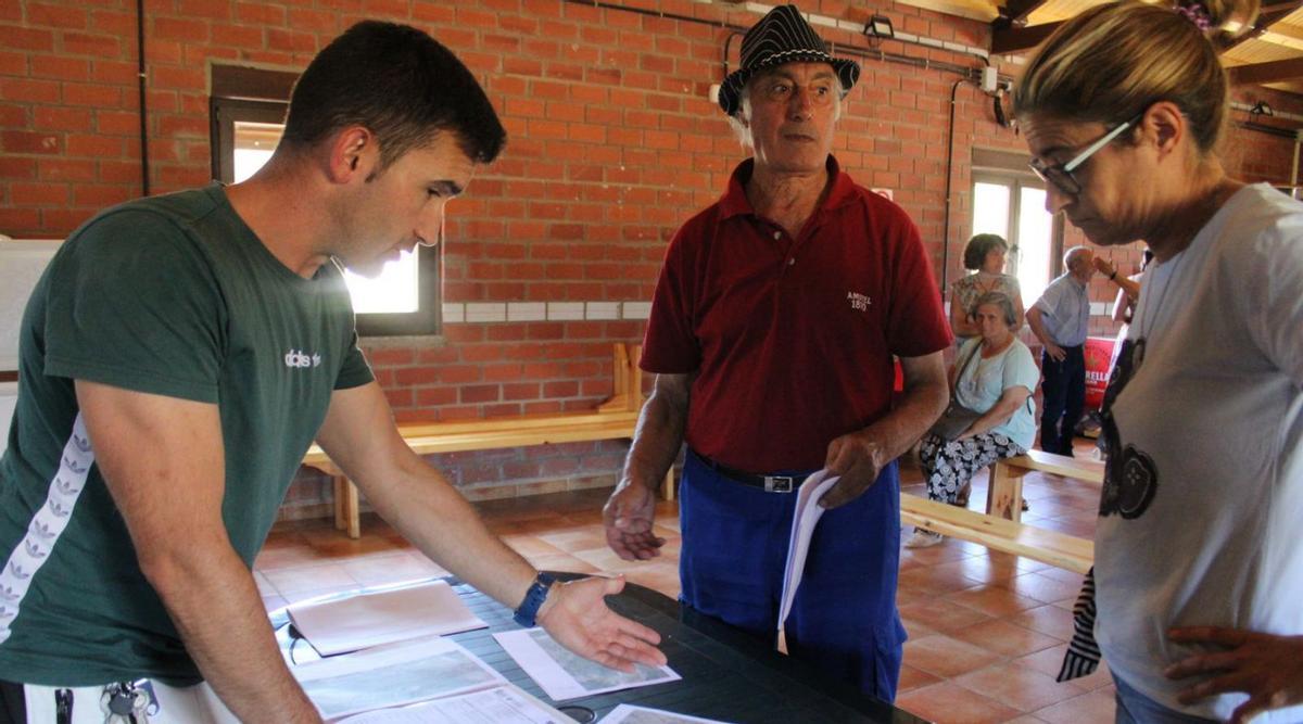 El nuevo alcalde, Adrián Quirogas, muestra el plano del proyecto, que incluye un error. | Araceli Saavedra