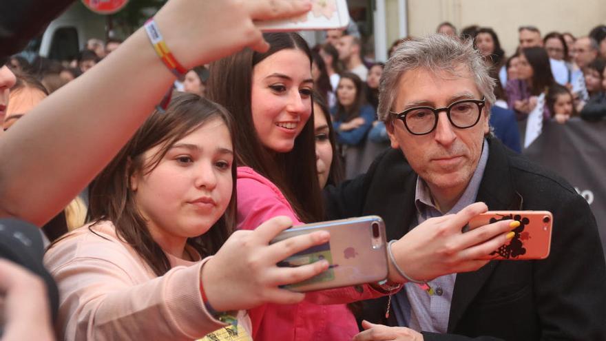 David Trueba, fotografiándose en la alfombra roja