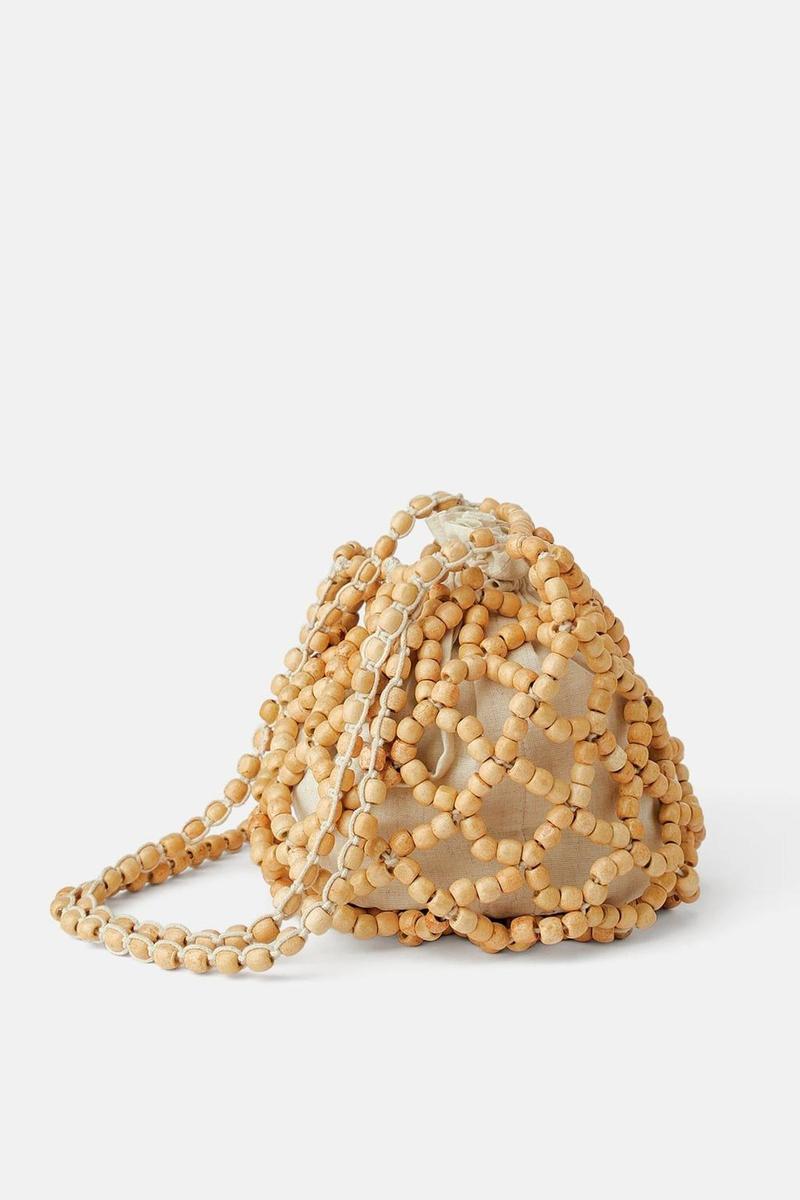 Bolso saco con bolas de madera de Zara. (Precio: 29, 95 euros)