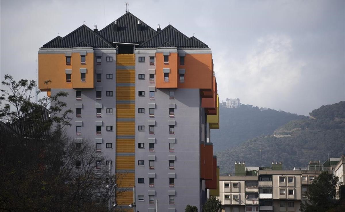 Uno de los recientemente reformados bloques de Canyelles, barrio sin representación en el BCNMarket.