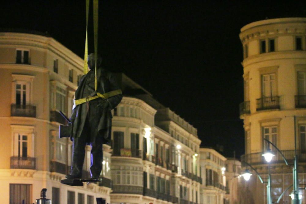 Traslado de la escultura del Marqués de Larios para su restauración.