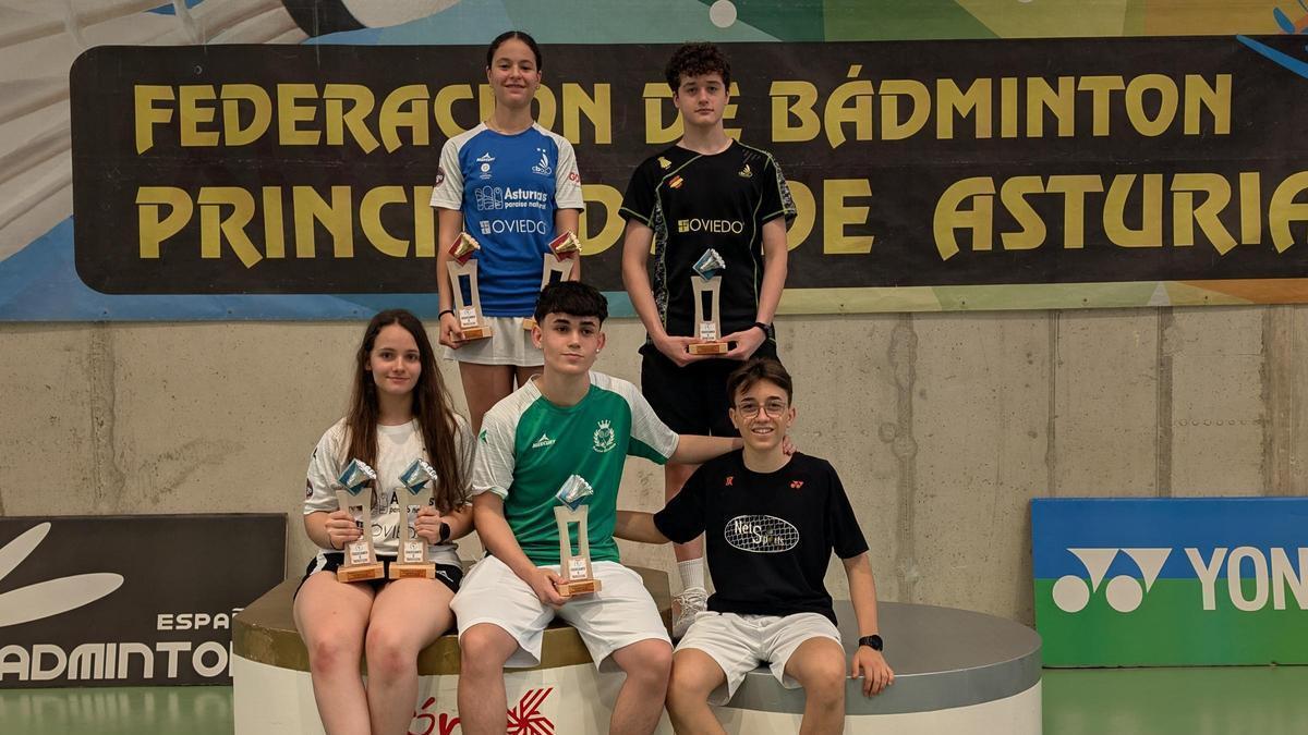 De pie, Belén Soto y Carlos Labrador. Sentados, por la izquierda, Analía Villabona, Álex Acevedo e Ianis Elbase.