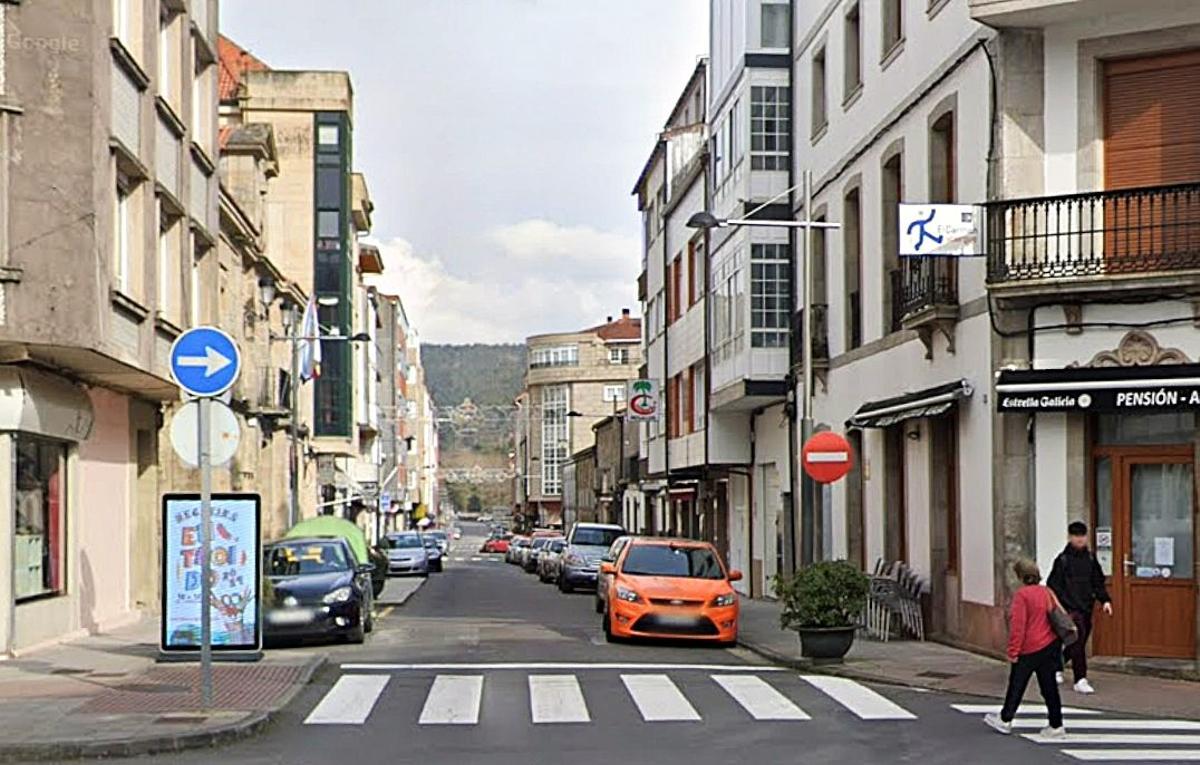 Vista de la rúa consistorial de Negreira, la de O Carme, desde la Cachurra