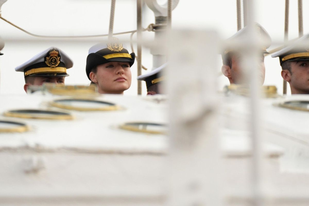 11/01/2025 La Princesa de Asturias, Leonor de Borbón, embarca en el Juan Sebastián Elcano. A 11 de enero de 2025 en Cádiz, Andalucía (España). Los Reyes Felipe VI y Letizia, junto a la ministra de Defensa, Margarita Robles, presiden el acto de despedida del buque escuela Juan Sebastián de Elcano en el Puerto de Cádiz. En esta ocasión histórica, la Princesa de Asturias, Leonor de Borbón, embarcará como guardiamarina de primero. El evento contará también con la presencia del presidente de la Junta de Andalucía, Juanma Moreno. SOCIEDAD Francisco J. Olmo - Europa Press