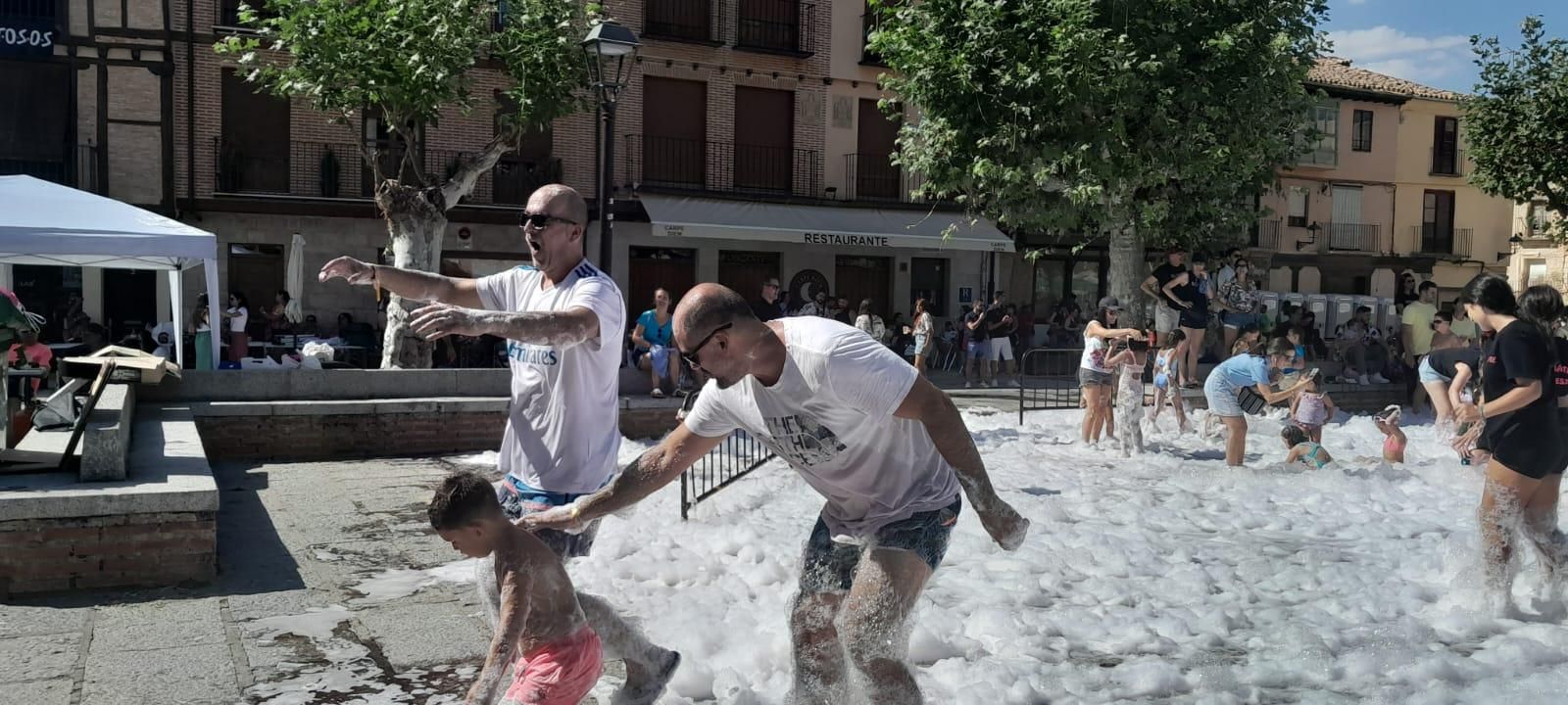 GALERÍA | La fiesta de la espuma refresca el Día de las Peñas en las Fiestas de Toro