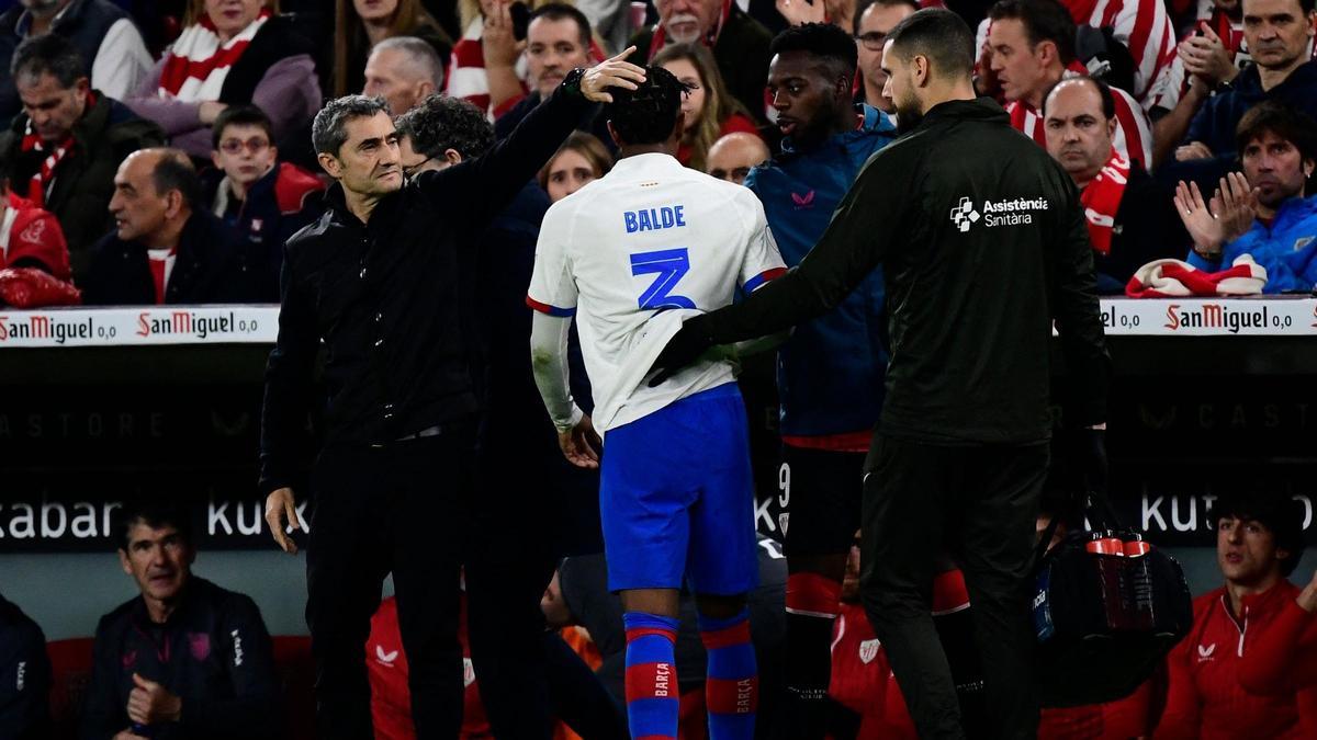 Valverde consuela a Balde, que abandonó el partido lesionado en la primera mitad de San Mamés.