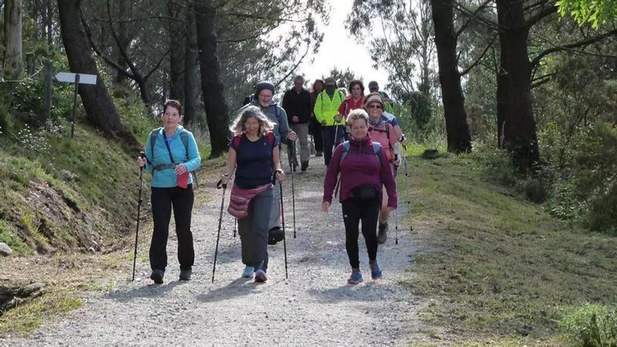 Peregrinos en el Camino de Santiago a Fisterra-Muxía, a su paso por Dumbría.