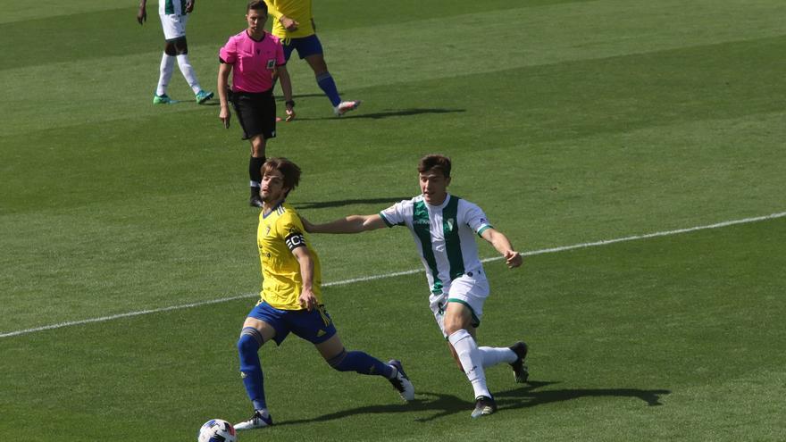 Del Moral intenta cortar el avance de Kike Carrasco, del Cádiz B.