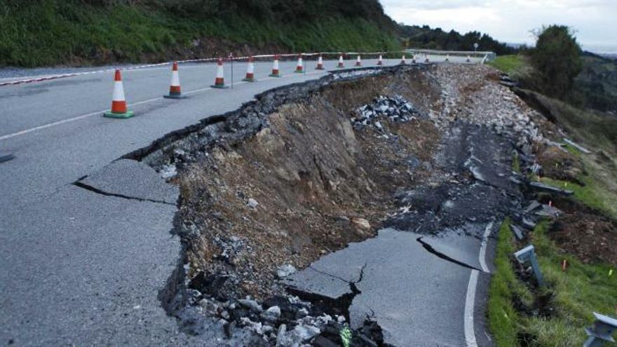 El carril desprendido, justo en el límite entre los concejos de Gijón y Siero.