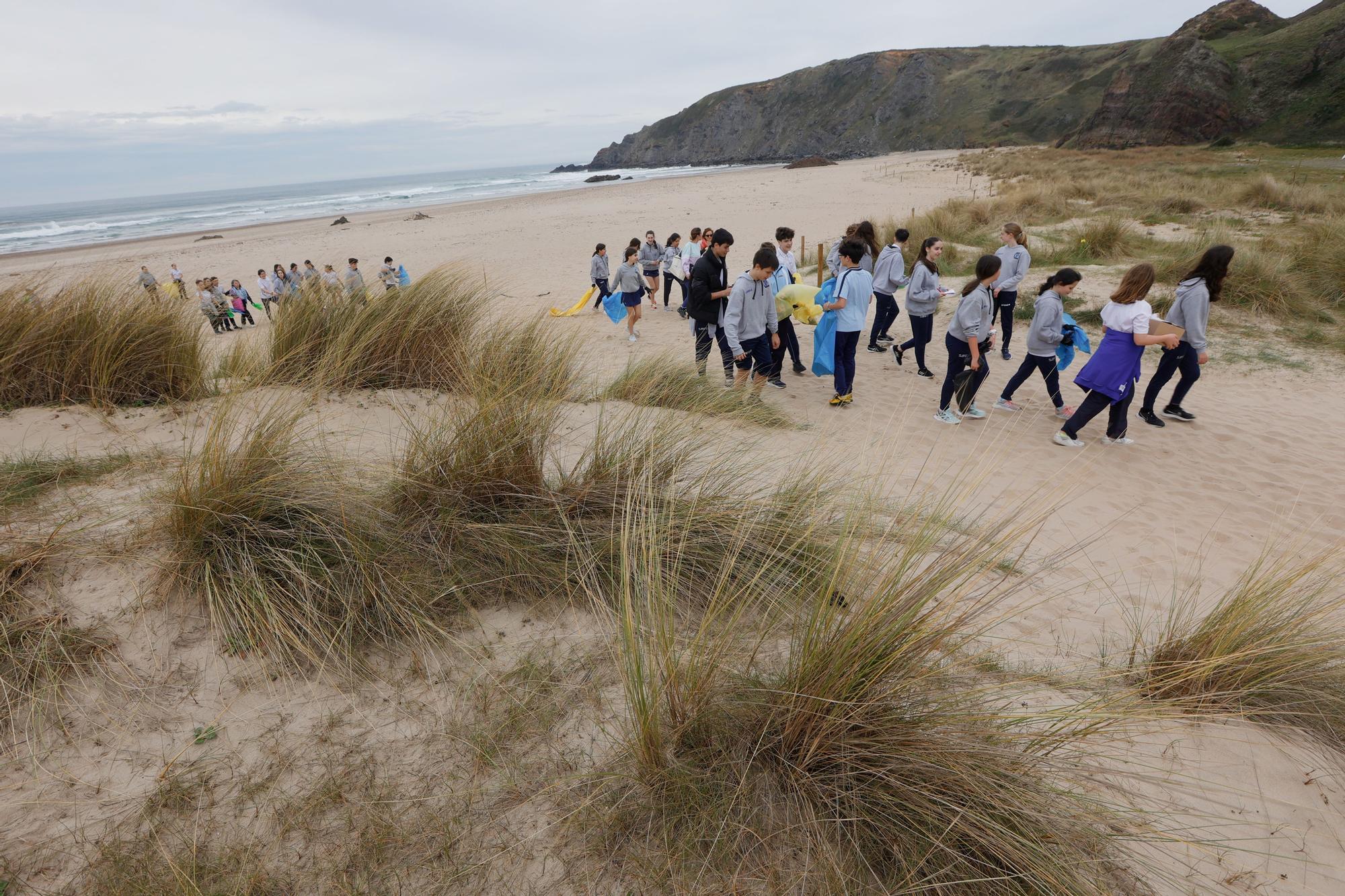 EN IMÁGENES: alumnos del colegio San Fernando limpian la playa de Xagó