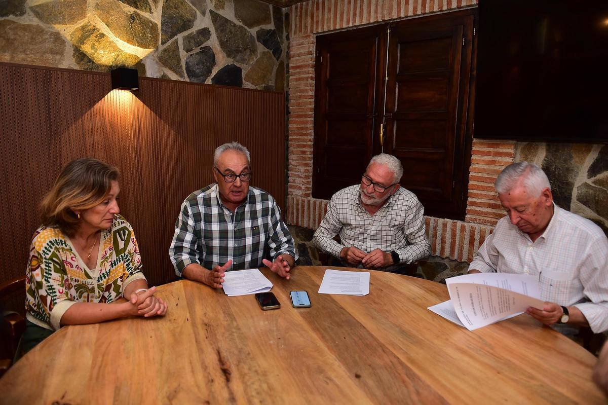 Miembros de la asociación vecinal del Berrocal, junto al representante de Avepla.