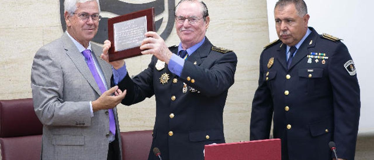 El alcalde de Puerto del Rosario, Nicolás Gutiérrez, entrega una placa a Ángel Mederos en presencia de Pedro Gordillo.