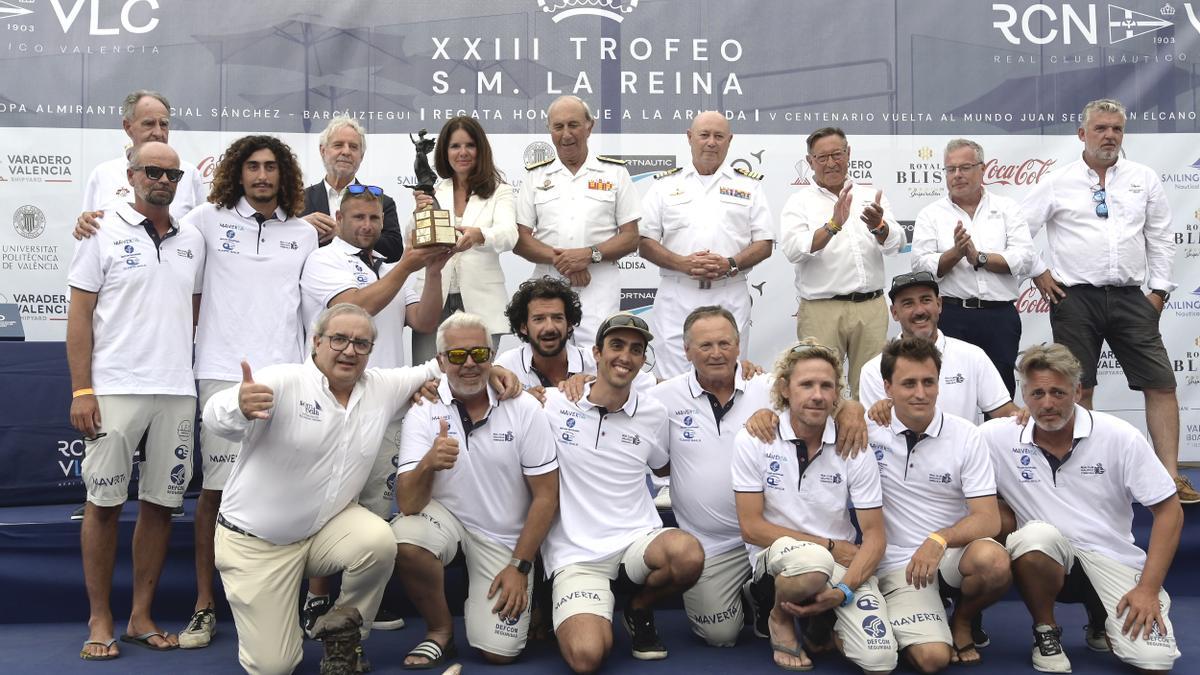 Marisa Arlandis entrega el Trofeo SM La Reina a la tripulación del 'Maverta'