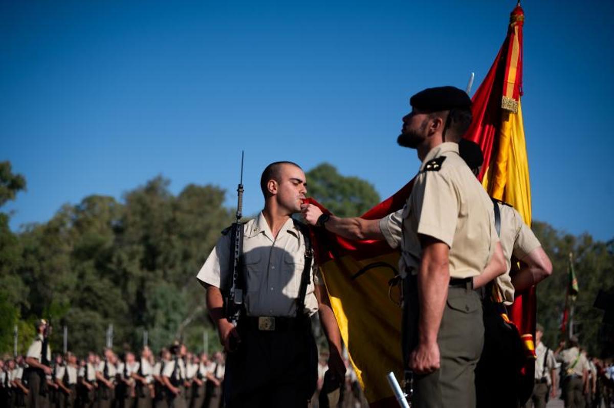 Emoción y orgullo en la jura de bandera de 1.514 alumnos del Cefot de Cáceres