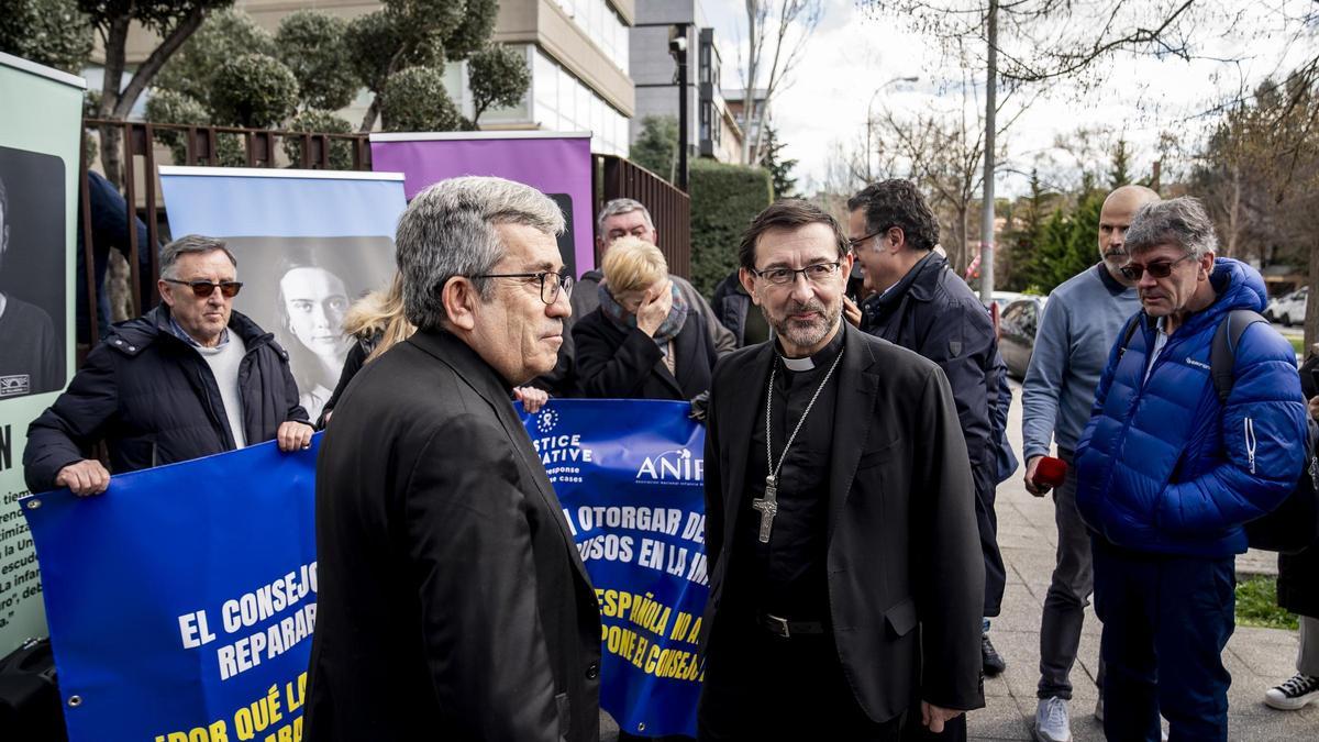 Monseñor Argüello y el cardenal Cobo, en primer plano, conun grupo de víctimas de abusos sexuales por parte de religiosos