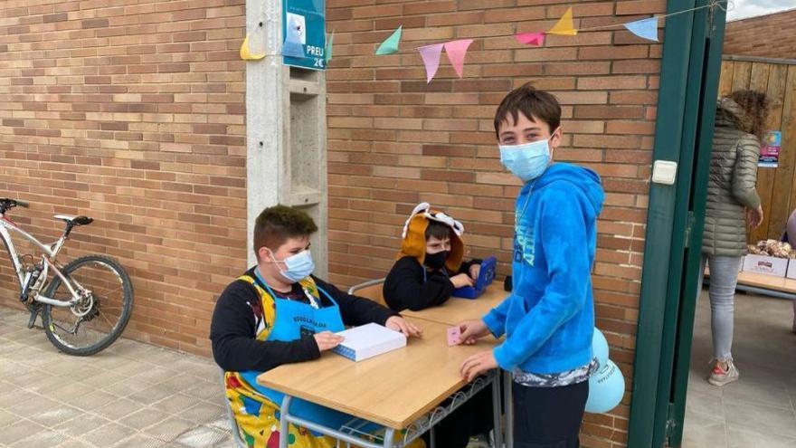 Alumnat de l&#039;escola Sant Andreu de Borrassà a la xocolatada solidària