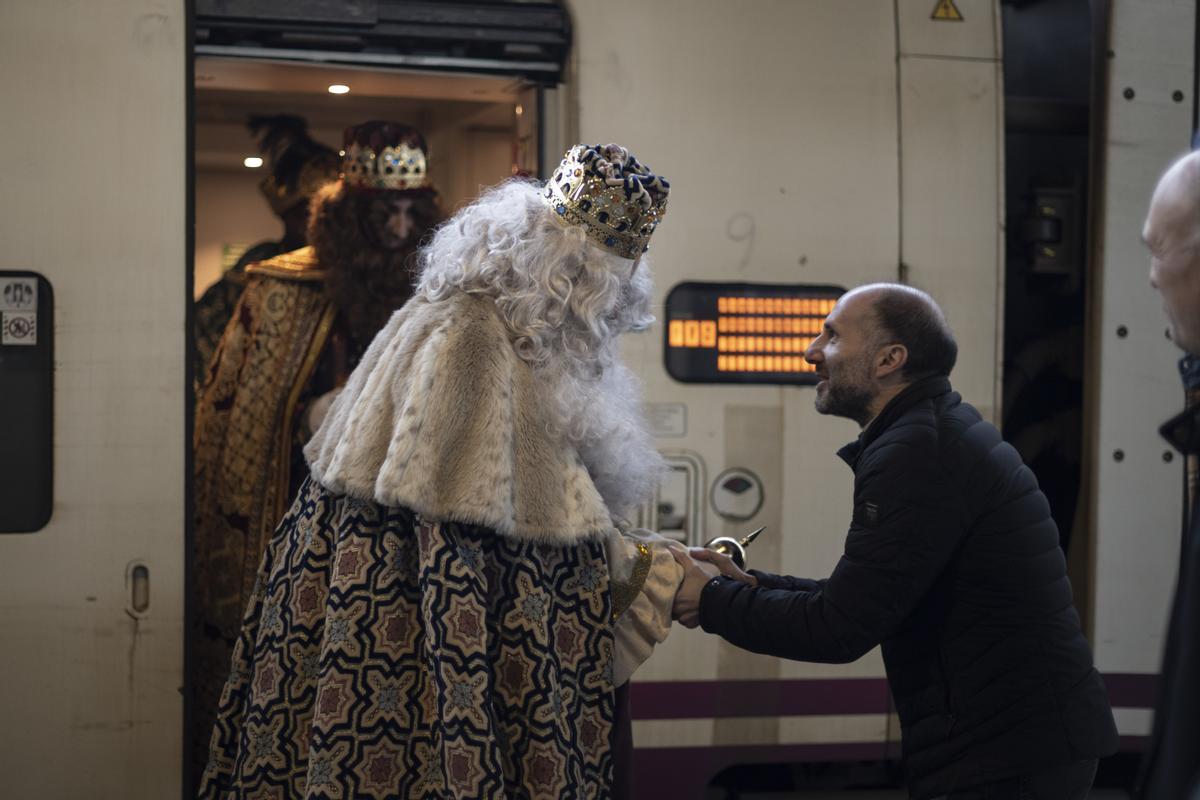 El alcalde Gonzalo Pérez Jácome recibió a Sus Majestades, que llegaron en tren, en la estación intermodal.