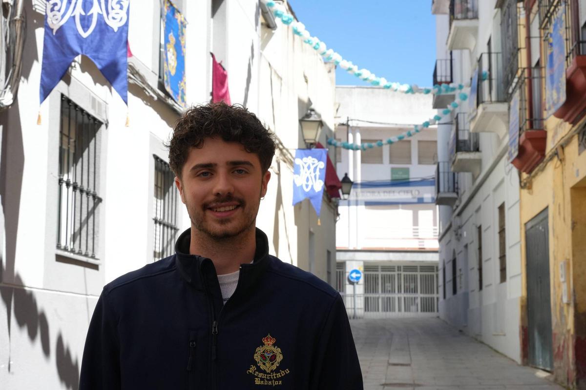 Juan Bueno Peña, presidente del grupo joven de la cofradía del Resucitado de Badajoz, en la calle José Terrón.