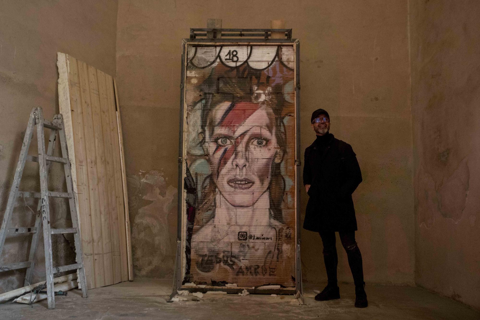 Así ha sido el traslado del grafiti indultado de David Bowie al Centre del Carme