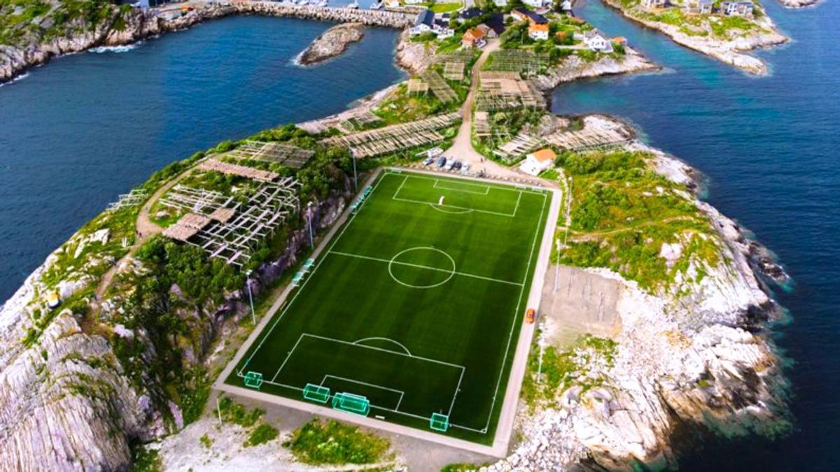Uno de los estadios de fútbol más espectaculares del mundo se localiza en el norte de Noruega, por encima del círculo polar ártico (entre los paralelos 67 y 68)