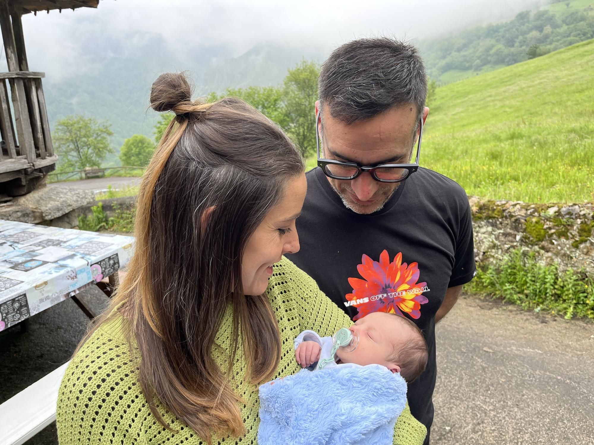 Una pareja de A Guarda da el primer niño en 40 años a un pueblo asturiano