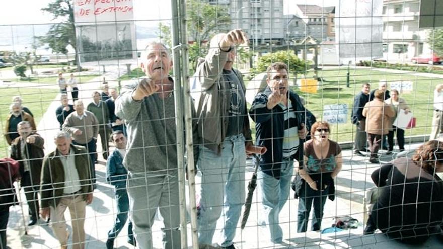 Los vecinos se manifestaron frente a la entrada del concello.