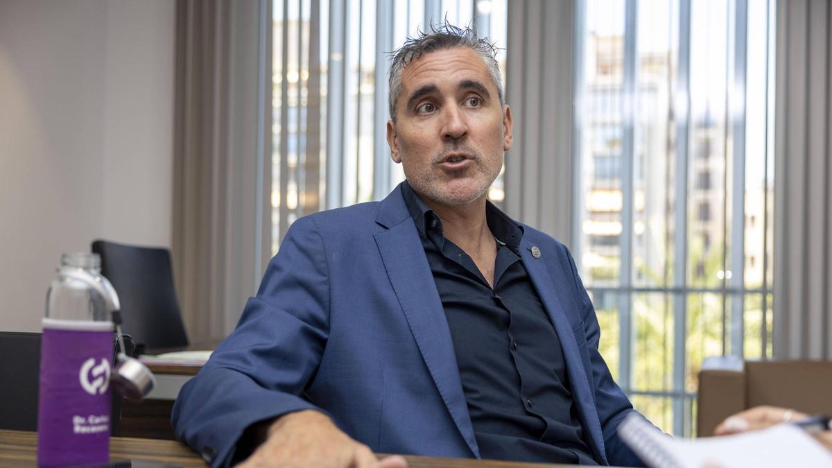 El presidente del Colegio de Médicos de Baleares (COMIB), Carles Recasens, durante esta entrevista en su despacho.