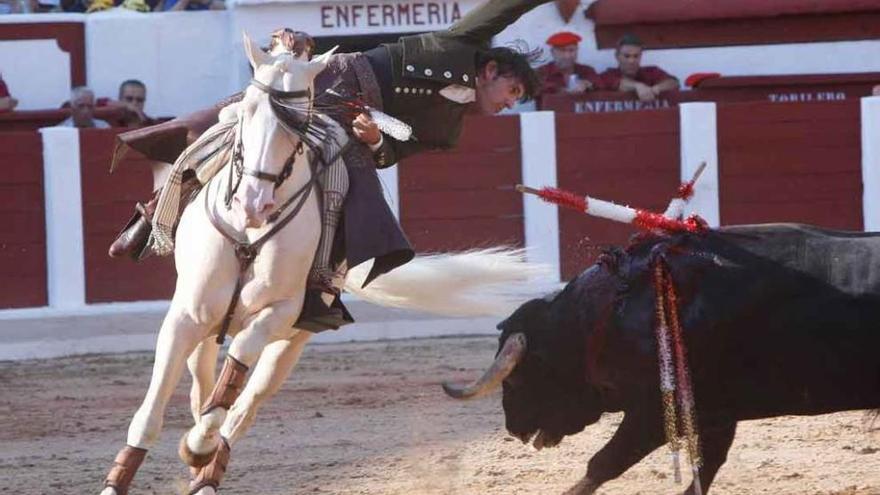 Diego Ventura, a lomos de Remate, prende una banderilla al violín.