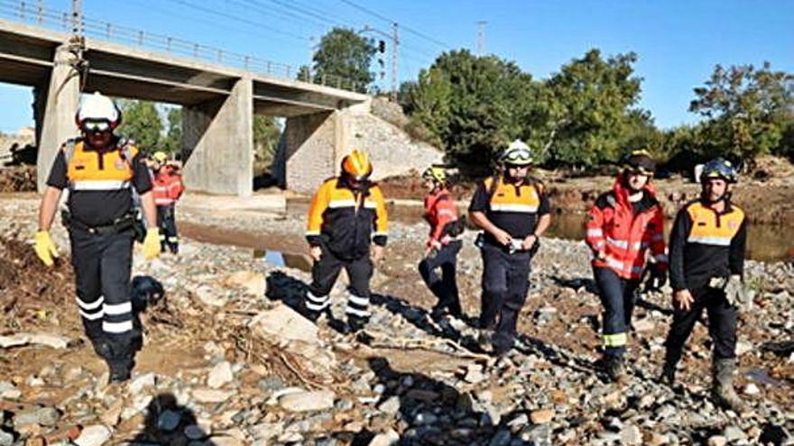 Participants en el dispositiu de cerca a la llera del Francolí, a Tarragona