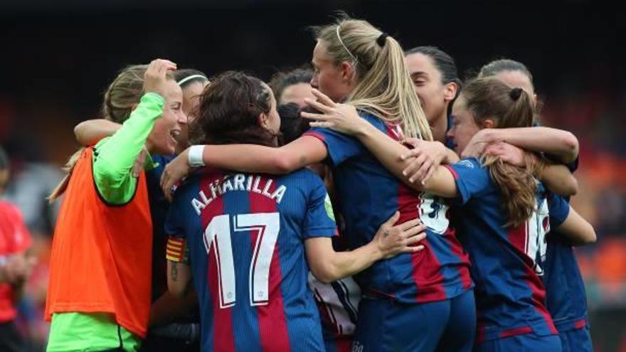 Las futbolistas del Levante UD se abrazan después de un partido.