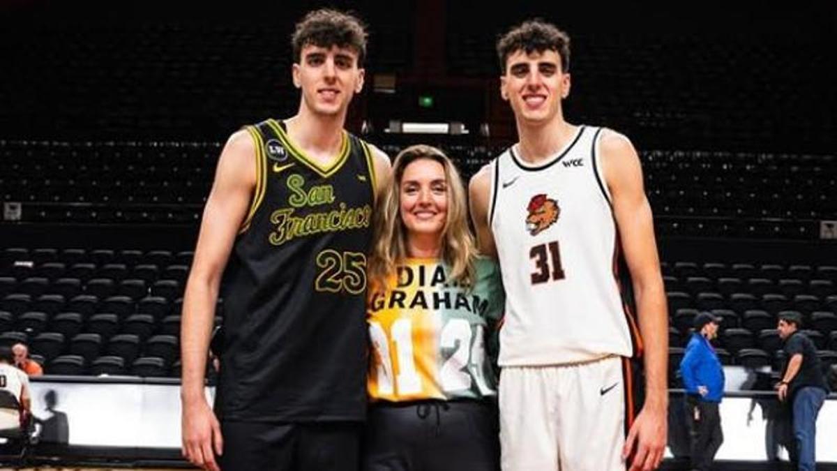 Guillermo Díaz-Graham, junto a su madre y su hermano Jorge.